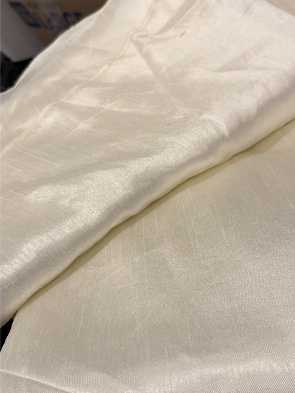 Ivory Round 132 inch Tablecloths
